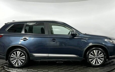 Mitsubishi Outlander III рестайлинг 3, 2019 год, 1 990 000 рублей, 5 фотография