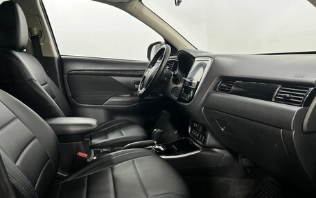 Mitsubishi Outlander III рестайлинг 3, 2019 год, 1 990 000 рублей, 13 фотография