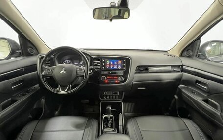 Mitsubishi Outlander III рестайлинг 3, 2019 год, 1 990 000 рублей, 14 фотография
