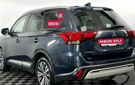 Mitsubishi Outlander III рестайлинг 3, 2019 год, 1 990 000 рублей, 8 фотография