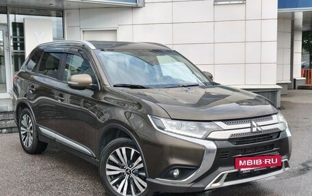 Mitsubishi Outlander III рестайлинг 3, 2020 год, 1 540 000 рублей, 2 фотография
