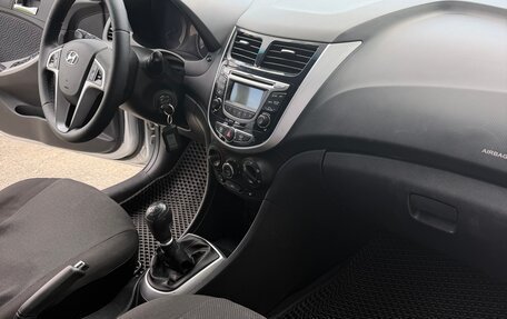 Hyundai Solaris II рестайлинг, 2012 год, 800 000 рублей, 12 фотография