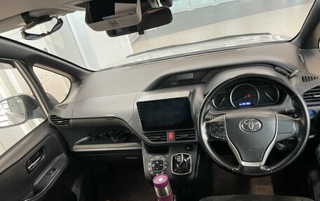 Toyota Voxy III, 2017 год, 2 099 000 рублей, 6 фотография