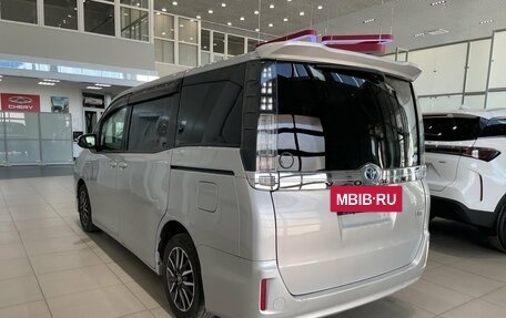 Toyota Voxy III, 2017 год, 2 099 000 рублей, 4 фотография
