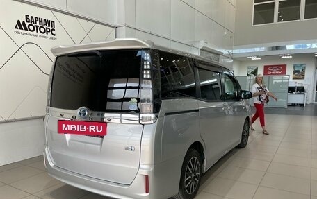 Toyota Voxy III, 2017 год, 2 099 000 рублей, 5 фотография