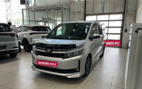 Toyota Voxy III, 2017 год, 2 099 000 рублей, 2 фотография