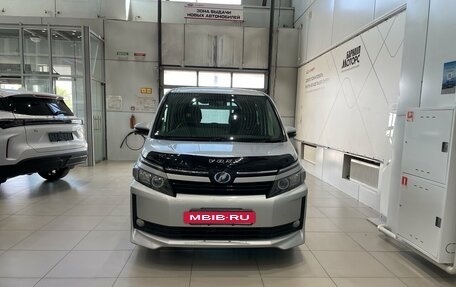 Toyota Voxy III, 2017 год, 2 099 000 рублей, 3 фотография