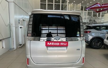 Toyota Voxy III, 2017 год, 2 099 000 рублей, 8 фотография
