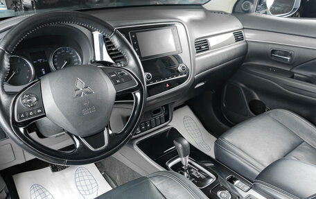Mitsubishi Outlander III рестайлинг 3, 2020 год, 2 359 000 рублей, 8 фотография