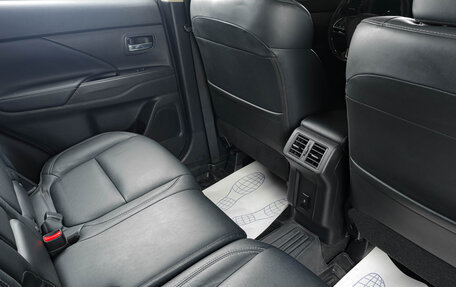 Mitsubishi Outlander III рестайлинг 3, 2020 год, 2 359 000 рублей, 10 фотография