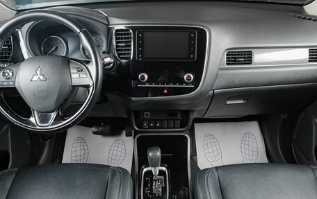 Mitsubishi Outlander III рестайлинг 3, 2020 год, 2 359 000 рублей, 13 фотография