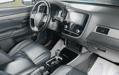 Mitsubishi Outlander III рестайлинг 3, 2020 год, 2 359 000 рублей, 11 фотография