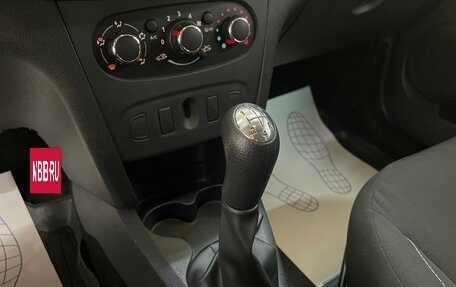 Renault Logan II, 2018 год, 959 000 рублей, 14 фотография
