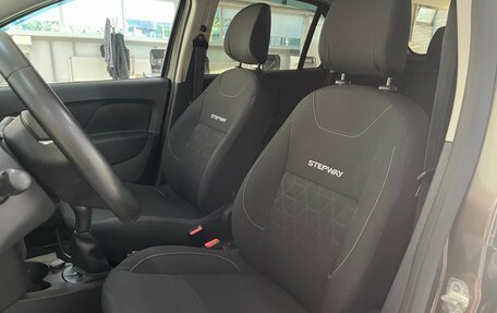 Renault Logan II, 2018 год, 959 000 рублей, 18 фотография