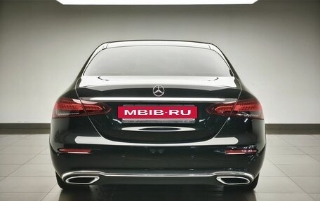 Mercedes-Benz E-Класс, 2021 год, 3 600 000 рублей, 4 фотография