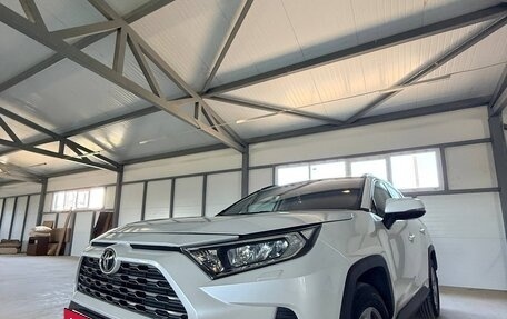 Toyota RAV4, 2020 год, 3 310 000 рублей, 2 фотография