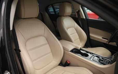 Jaguar XE I рестайлинг, 2017 год, 1 875 000 рублей, 24 фотография