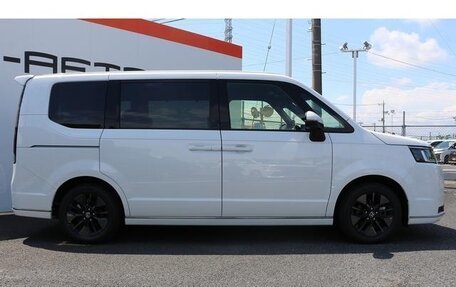 Honda Stepwgn, 2023 год, 2 145 000 рублей, 4 фотография