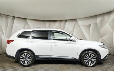 Mitsubishi Outlander III рестайлинг 3, 2019 год, 1 883 000 рублей, 6 фотография
