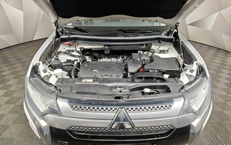 Mitsubishi Outlander III рестайлинг 3, 2019 год, 1 883 000 рублей, 11 фотография