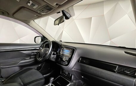 Mitsubishi Outlander III рестайлинг 3, 2019 год, 1 883 000 рублей, 13 фотография