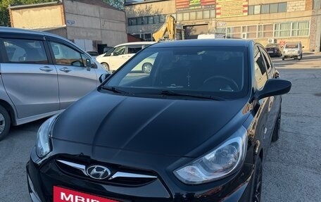 Hyundai Solaris II рестайлинг, 2013 год, 900 000 рублей, 2 фотография