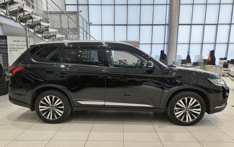 Mitsubishi Outlander III рестайлинг 3, 2021 год, 2 740 000 рублей, 5 фотография