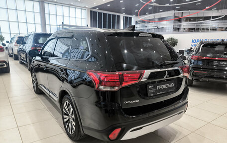 Mitsubishi Outlander III рестайлинг 3, 2021 год, 2 740 000 рублей, 8 фотография