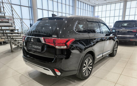 Mitsubishi Outlander III рестайлинг 3, 2021 год, 2 740 000 рублей, 6 фотография