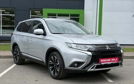 Mitsubishi Outlander III рестайлинг 3, 2022 год, 2 399 000 рублей, 3 фотография