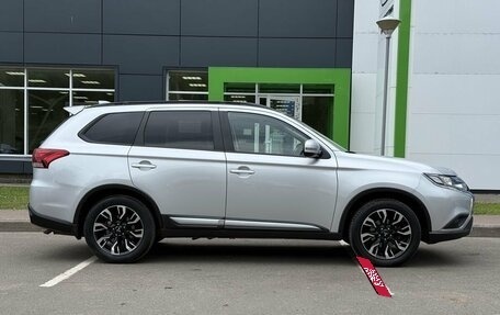 Mitsubishi Outlander III рестайлинг 3, 2022 год, 2 399 000 рублей, 4 фотография