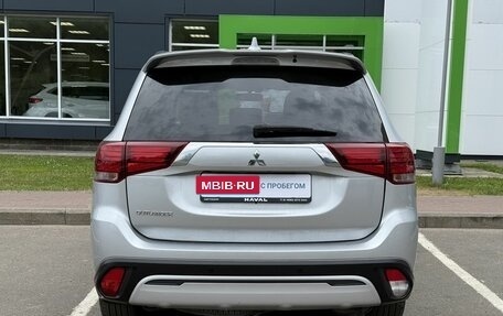 Mitsubishi Outlander III рестайлинг 3, 2022 год, 2 399 000 рублей, 6 фотография