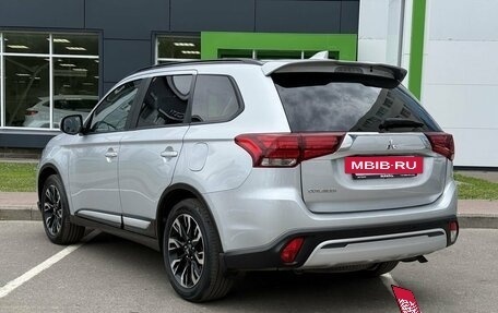 Mitsubishi Outlander III рестайлинг 3, 2022 год, 2 399 000 рублей, 7 фотография