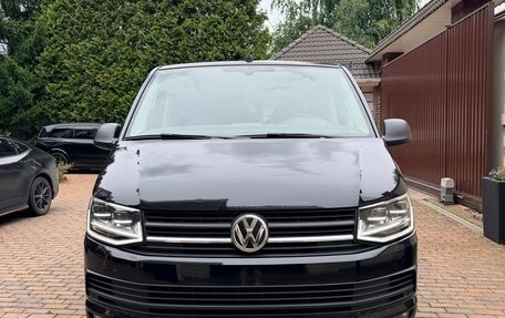 Volkswagen Multivan T6 рестайлинг, 2018 год, 3 700 000 рублей, 2 фотография