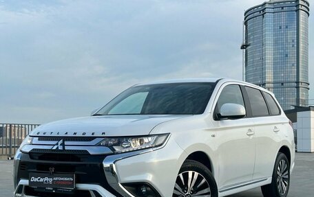 Mitsubishi Outlander III рестайлинг 3, 2022 год, 2 660 000 рублей, 1 фотография