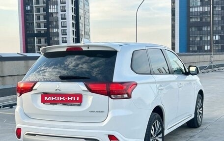Mitsubishi Outlander III рестайлинг 3, 2022 год, 2 660 000 рублей, 5 фотография