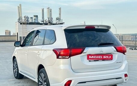 Mitsubishi Outlander III рестайлинг 3, 2022 год, 2 660 000 рублей, 3 фотография