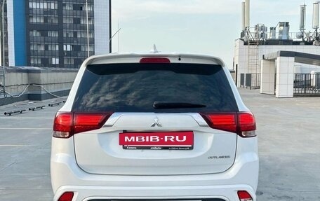Mitsubishi Outlander III рестайлинг 3, 2022 год, 2 660 000 рублей, 4 фотография