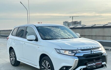 Mitsubishi Outlander III рестайлинг 3, 2022 год, 2 660 000 рублей, 7 фотография