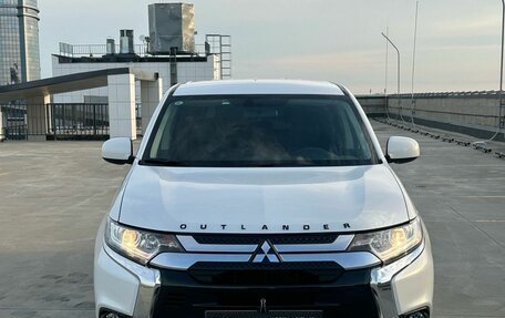 Mitsubishi Outlander III рестайлинг 3, 2022 год, 2 660 000 рублей, 8 фотография