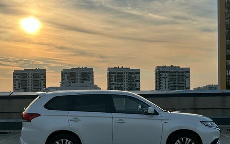 Mitsubishi Outlander III рестайлинг 3, 2022 год, 2 660 000 рублей, 6 фотография