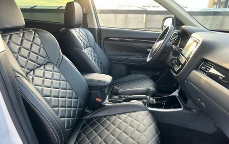Mitsubishi Outlander III рестайлинг 3, 2022 год, 2 660 000 рублей, 18 фотография