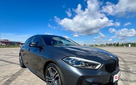 BMW 1 серия, 2020 год, 2 390 000 рублей, 2 фотография