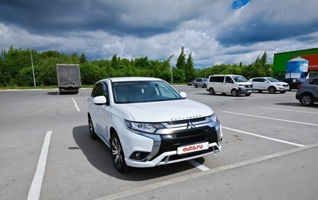 Mitsubishi Outlander III рестайлинг 3, 2022 год, 2 750 000 рублей, 3 фотография