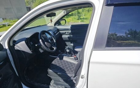 Mitsubishi Outlander III рестайлинг 3, 2022 год, 2 750 000 рублей, 5 фотография