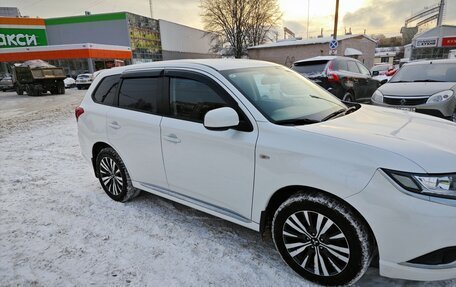 Mitsubishi Outlander III рестайлинг 3, 2022 год, 2 750 000 рублей, 7 фотография