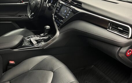 Toyota Camry, 2019 год, 2 750 000 рублей, 18 фотография