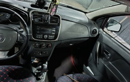 Renault Logan II, 2015 год, 600 000 рублей, 2 фотография