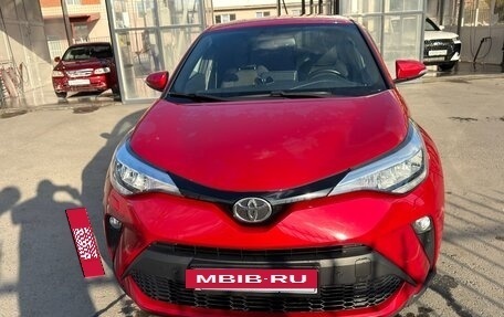 Toyota C-HR I рестайлинг, 2020 год, 2 900 000 рублей, 10 фотография