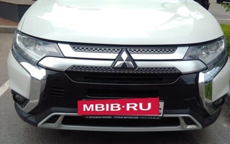 Mitsubishi Outlander III рестайлинг 3, 2021 год, 2 100 000 рублей, 4 фотография